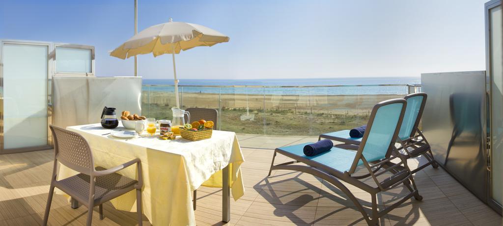 Apartamentos Voramar Castelldefels Buitenkant foto