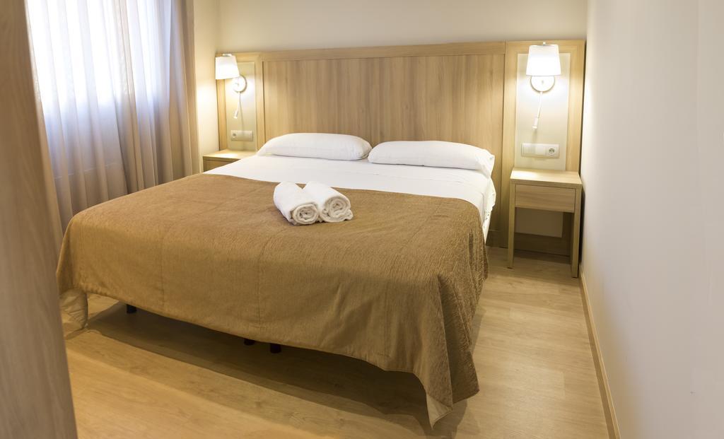 Apartamentos Voramar Castelldefels Buitenkant foto