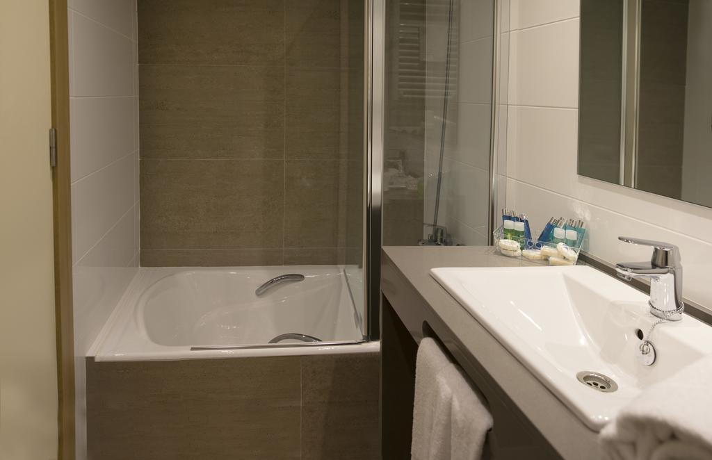 Apartamentos Voramar Castelldefels Buitenkant foto