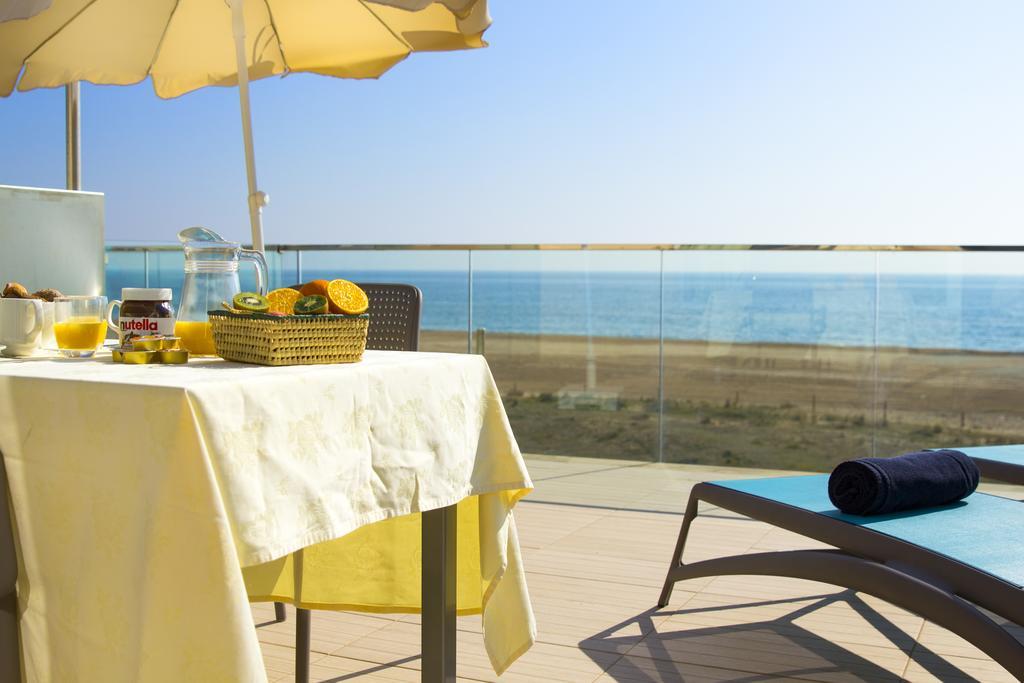 Apartamentos Voramar Castelldefels Buitenkant foto