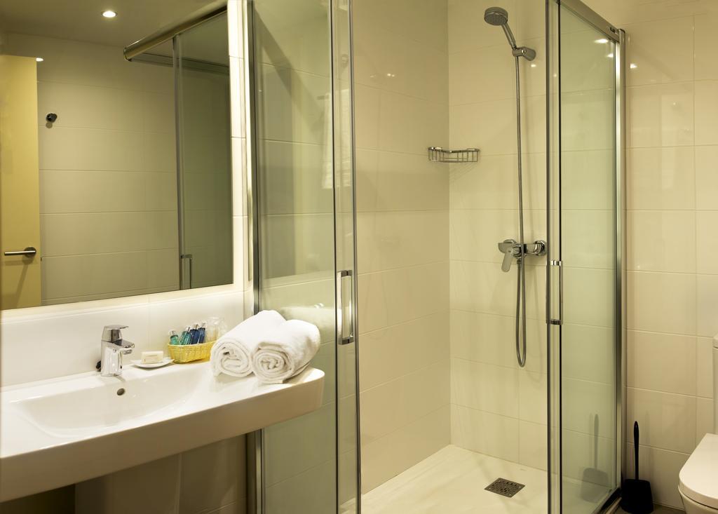 Apartamentos Voramar Castelldefels Buitenkant foto