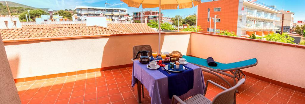Apartamentos Voramar Castelldefels Buitenkant foto